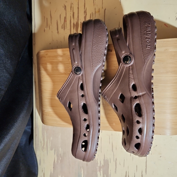 NOTHINZ Men's 13 Brown Clogs NWOT - Picture 3 of 5